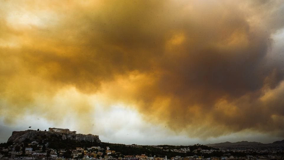 Τρομαχτικές εικόνες: Καίγονται σπίτια στην Κινέτα – Μέχρι την Εθνική έφτασε η φωτιά – Οι καπνοί σκέπασαν και την Ακρόπολη – Ζωντανή σύνδεση
